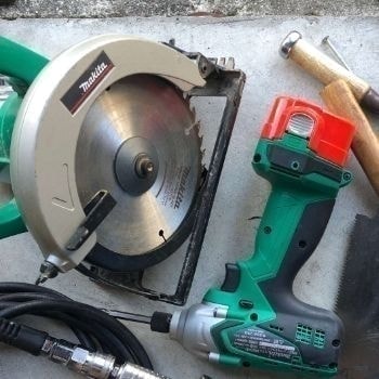 丸鋸やインパクトドライバーなどの工具